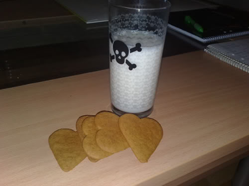 Yummy, yummy! I love milk and gingerbread cookies