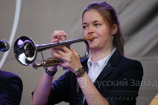 Фото кэнди далфер с саксофоном