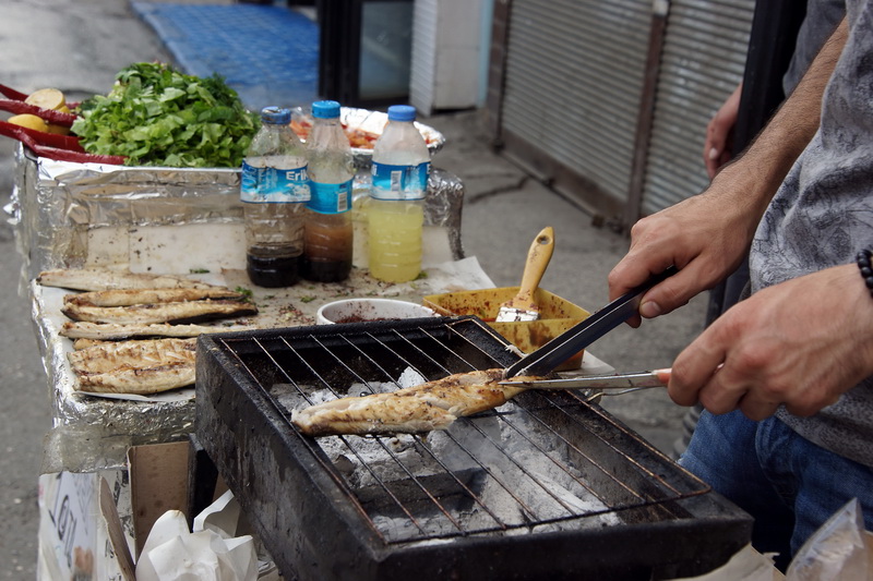 Вы должны это съесть!!! Или must eat в Стамбуле Вы должны это съесть!!! Или must eat в Стамбуле готовят, обжаривают, balik, durum, просто, стороне, Стамбуле, «вкусно», потом, соусами, вообще, углях, туристический, Готовят, лаваш, рыбными, палаток, образцовопоказательных, несколько, моста