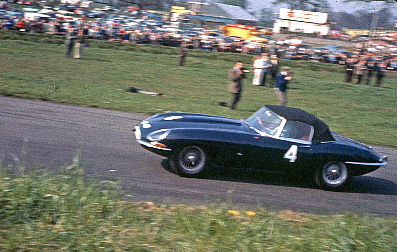 Damon Hill drives his Dad's debut winning 1961 Jaguar E-Type