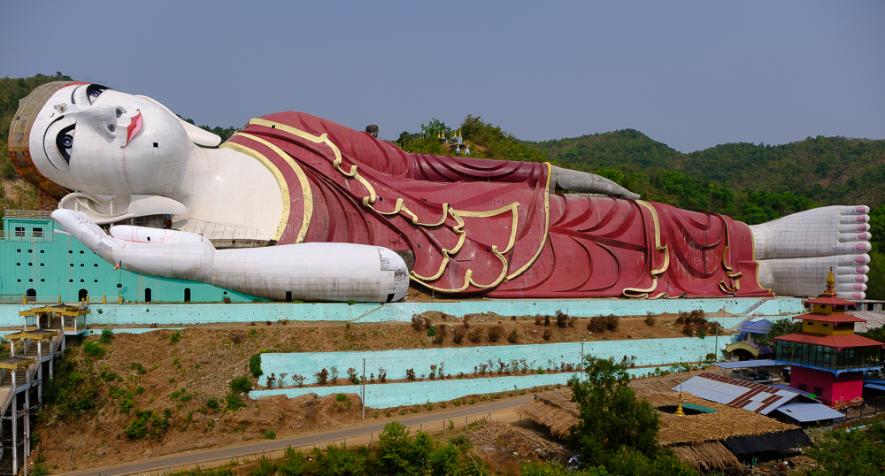 De grootste liggende boeddha van zuidoost-Azië. Op de plaats waar we deze foto maakten, waren de werken voor de volgende gigaboeddha volop bezig.