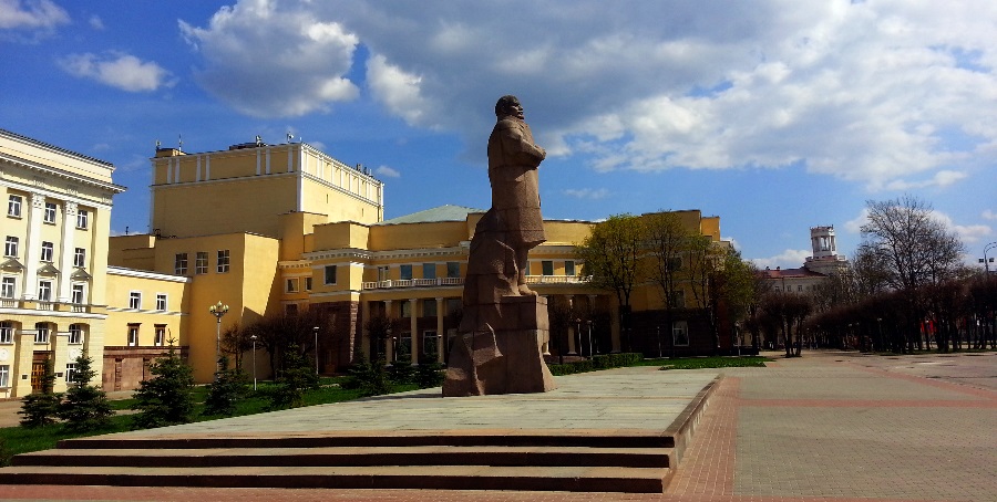 никак не сойдёт с пьедестала