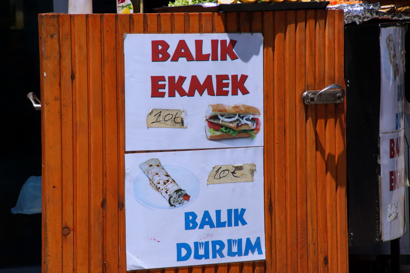 Вы должны это съесть!!! Или must eat в Стамбуле готовят, обжаривают, balik, durum, просто, стороне, Стамбуле, «вкусно», потом, соусами, вообще, углях, туристический, Готовят, лаваш, рыбными, палаток, образцовопоказательных, несколько, моста