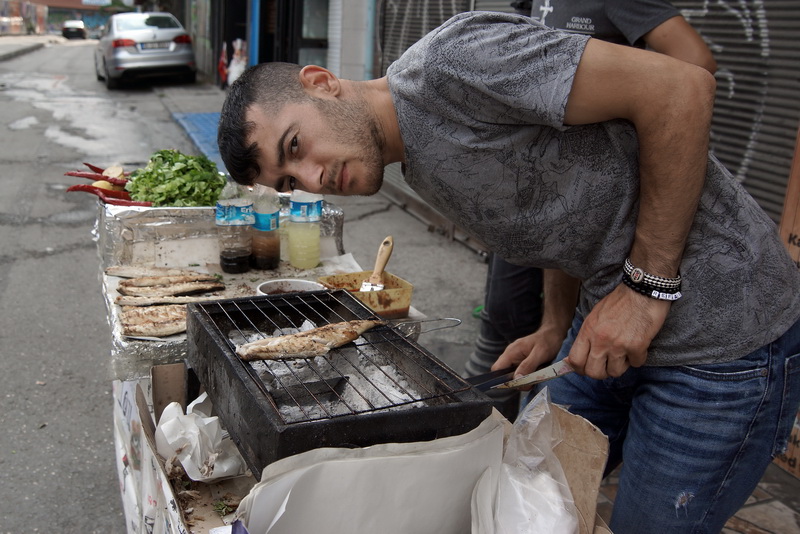 Вы должны это съесть!!! Или must eat в Стамбуле Вы должны это съесть!!! Или must eat в Стамбуле готовят, обжаривают, balik, durum, просто, стороне, Стамбуле, «вкусно», потом, соусами, вообще, углях, туристический, Готовят, лаваш, рыбными, палаток, образцовопоказательных, несколько, моста