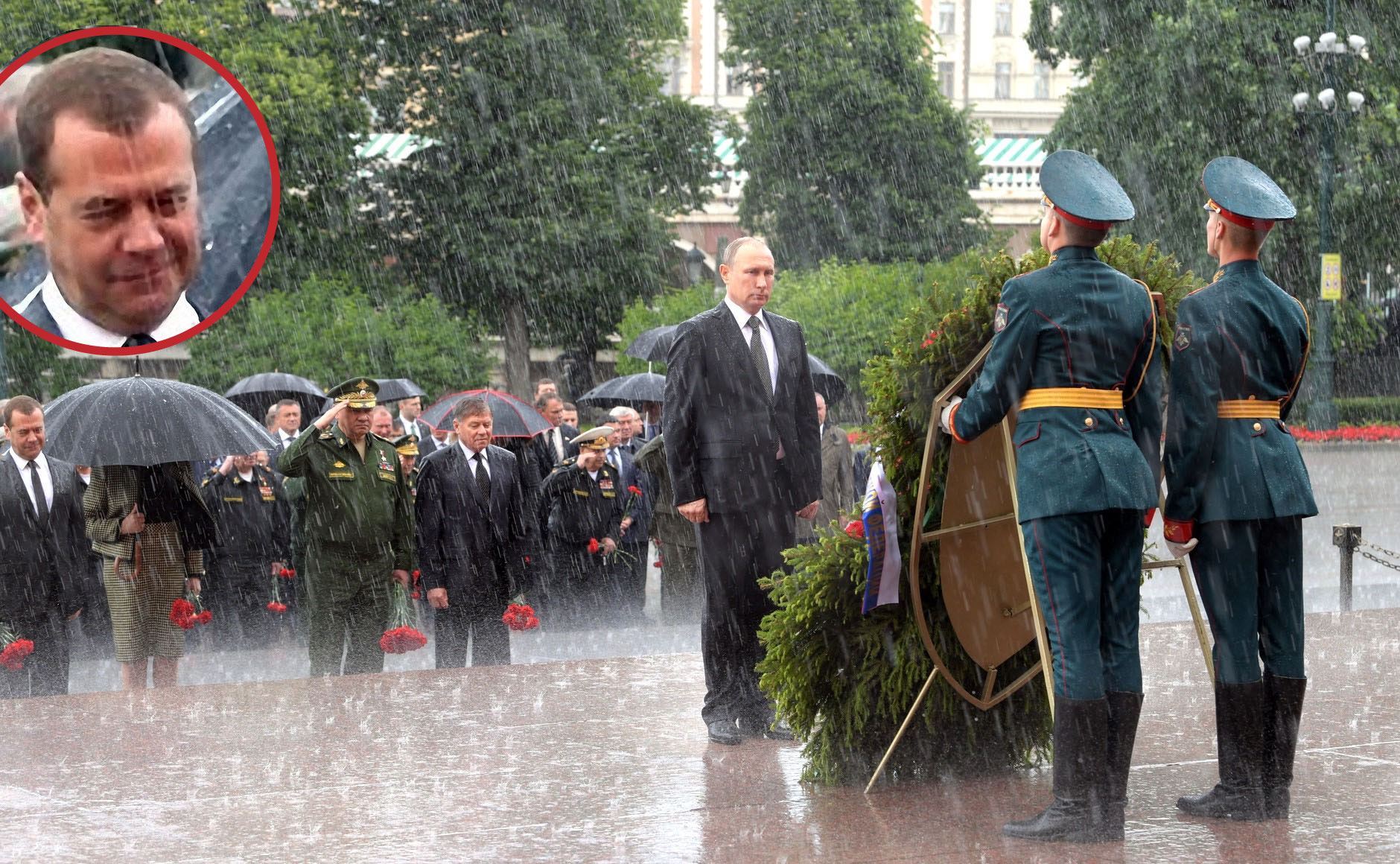 Чему ухмылялся Медведев во время возложения венков? 