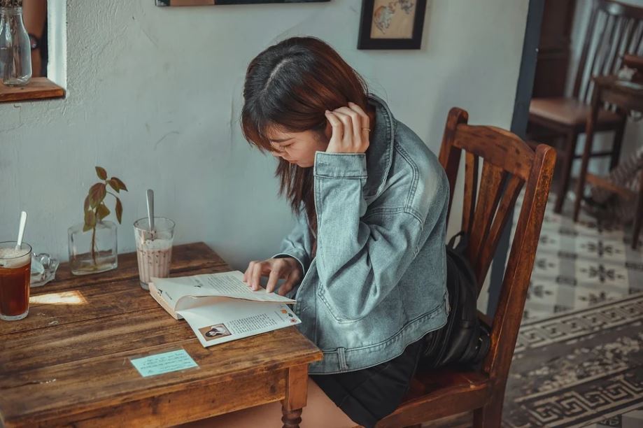 Girl reading in cafe
