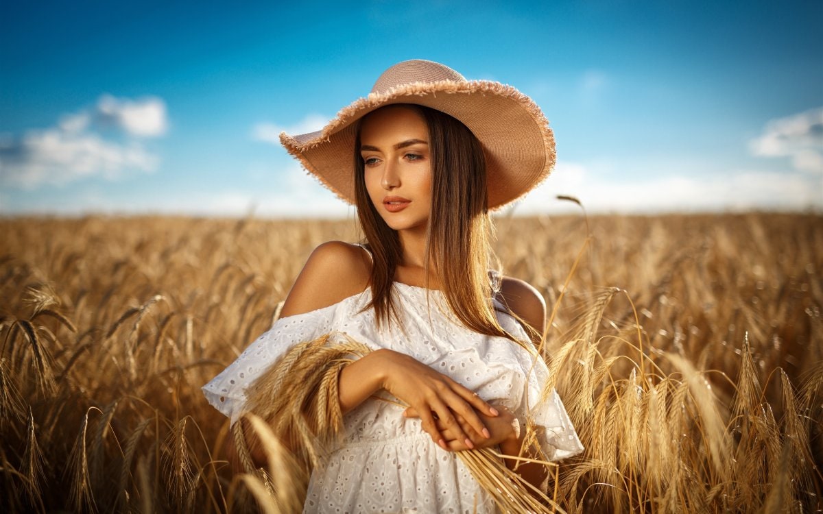 girls in hats