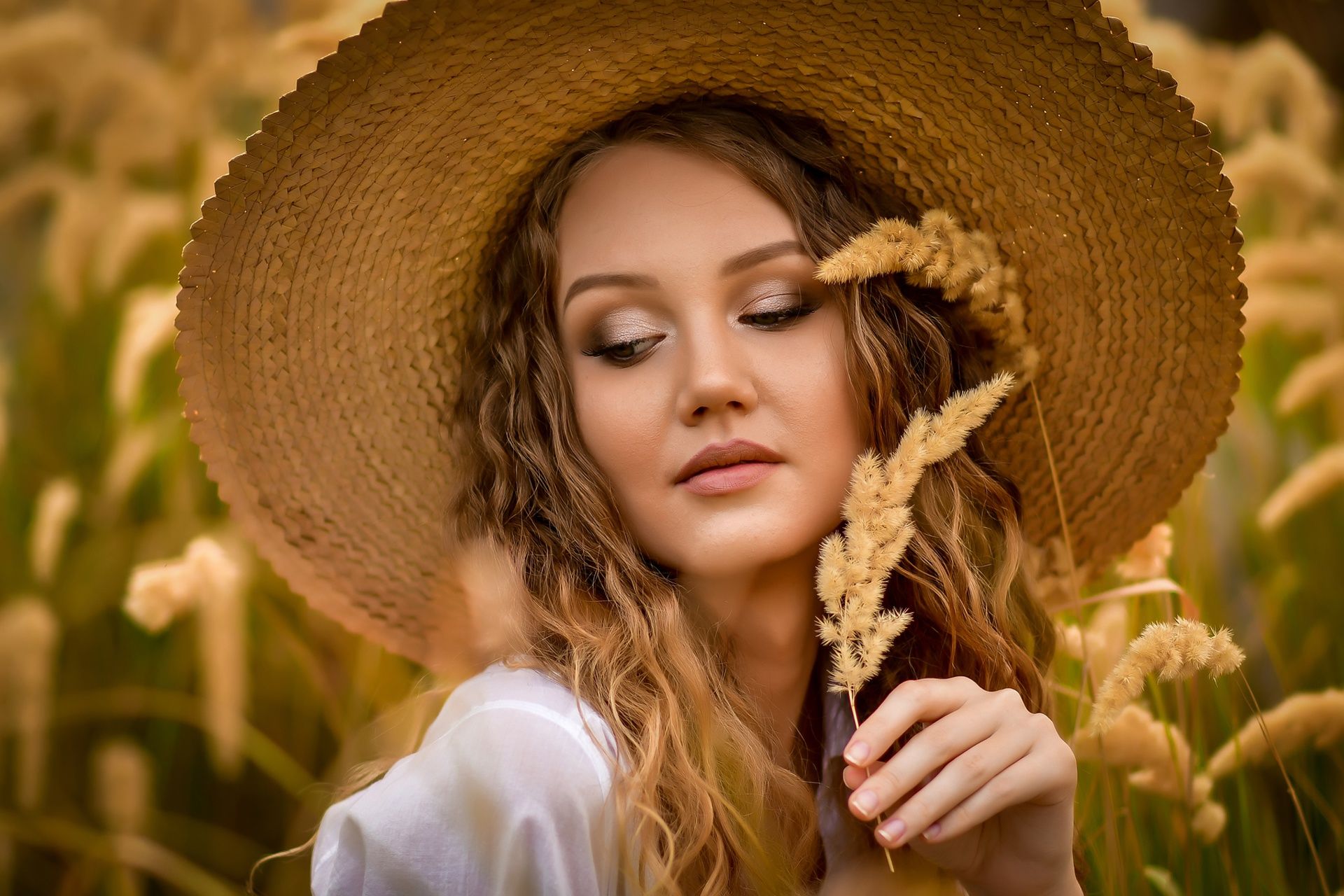 girls in hats