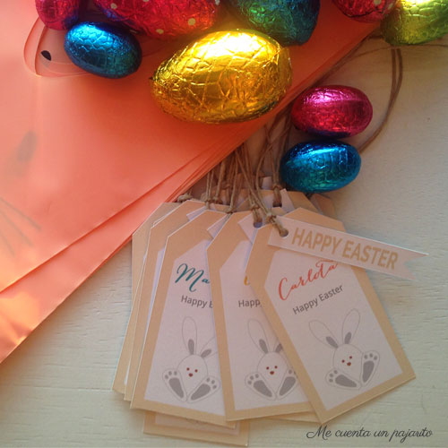 Bolsa con huevos de Pascua y etiquetas personalizadas