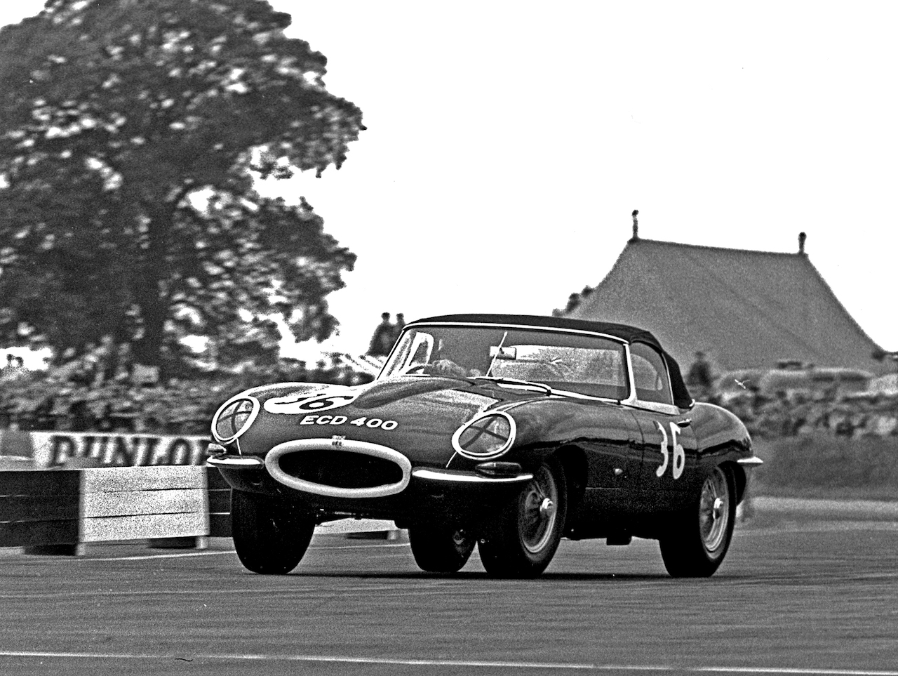 Damon Hill drives his Dad's debut winning 1961 Jaguar E-Type