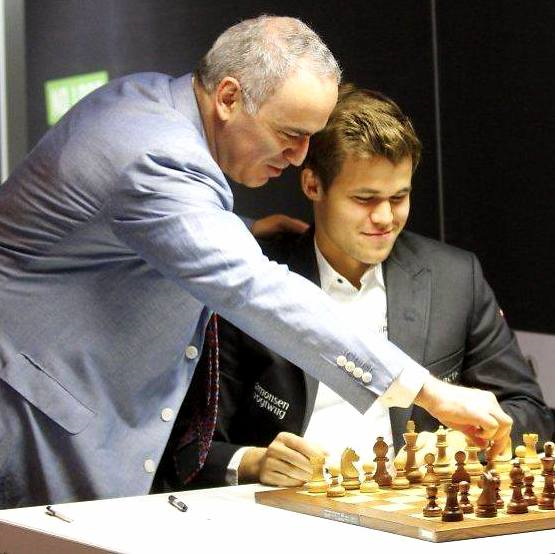 Carlsen y su entrenador, Kasparov. Carlsen y su entrenador, Kasparov.