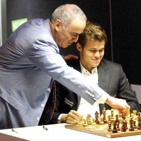 Carlsen y su entrenador, Kasparov.