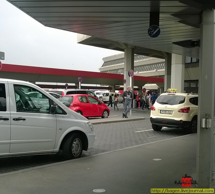 Стоянка такси у здания берлинского аэропорта Tegel