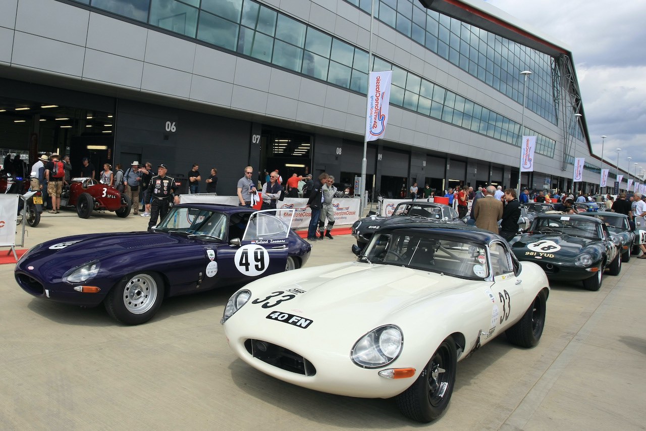 Damon Hill drives his Dad's debut winning 1961 Jaguar E-Type