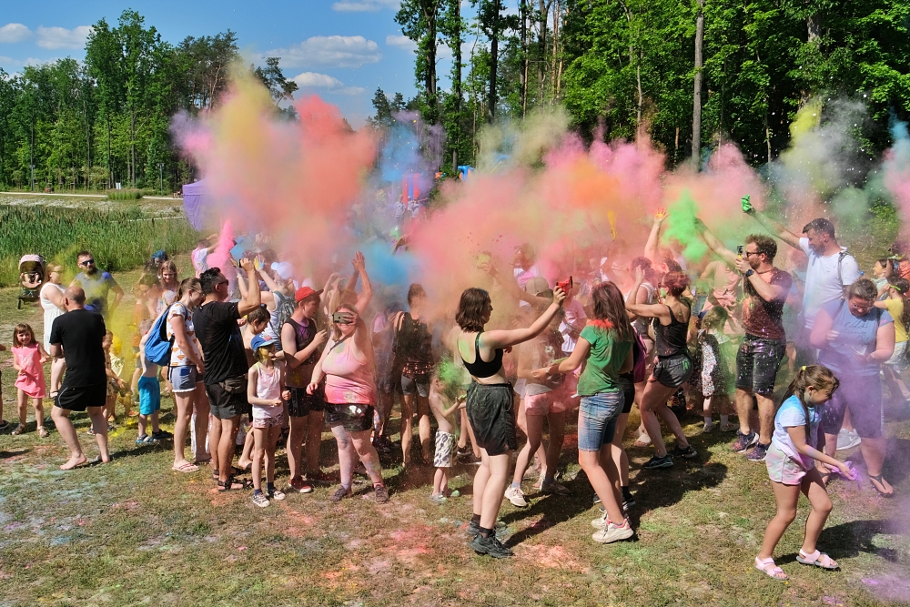 Tamron 17 70mm Holi Crowd