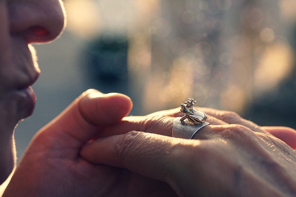 Kissing hand with frog ring - the princess and the frog