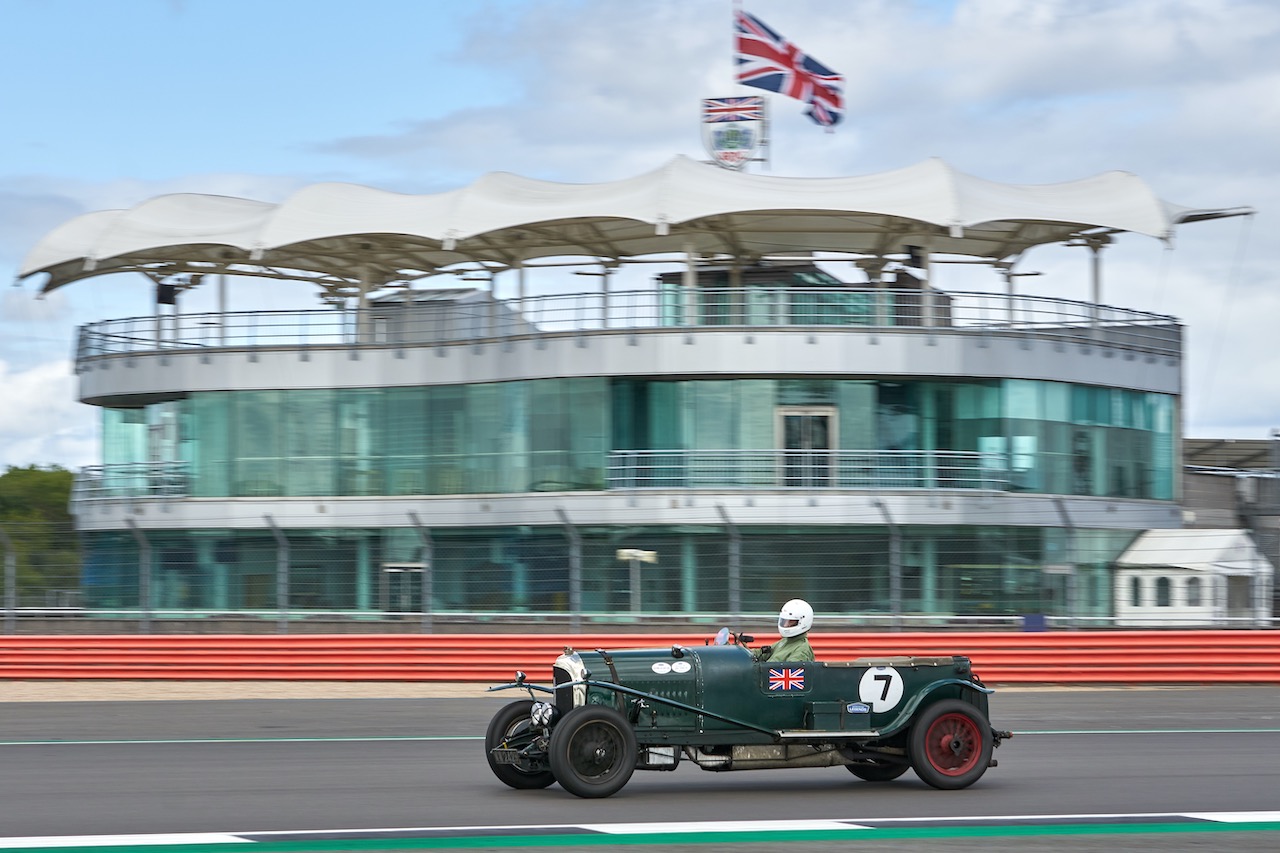 Bentley Drivers Club’s 72nd Silverstone race a big success