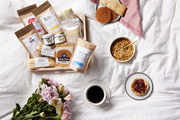 The Good Morning Gift Box is a beautiful, one-time coffee and food gift from Bean Box. It's like giving your loved one the gift of breakfast in bed!