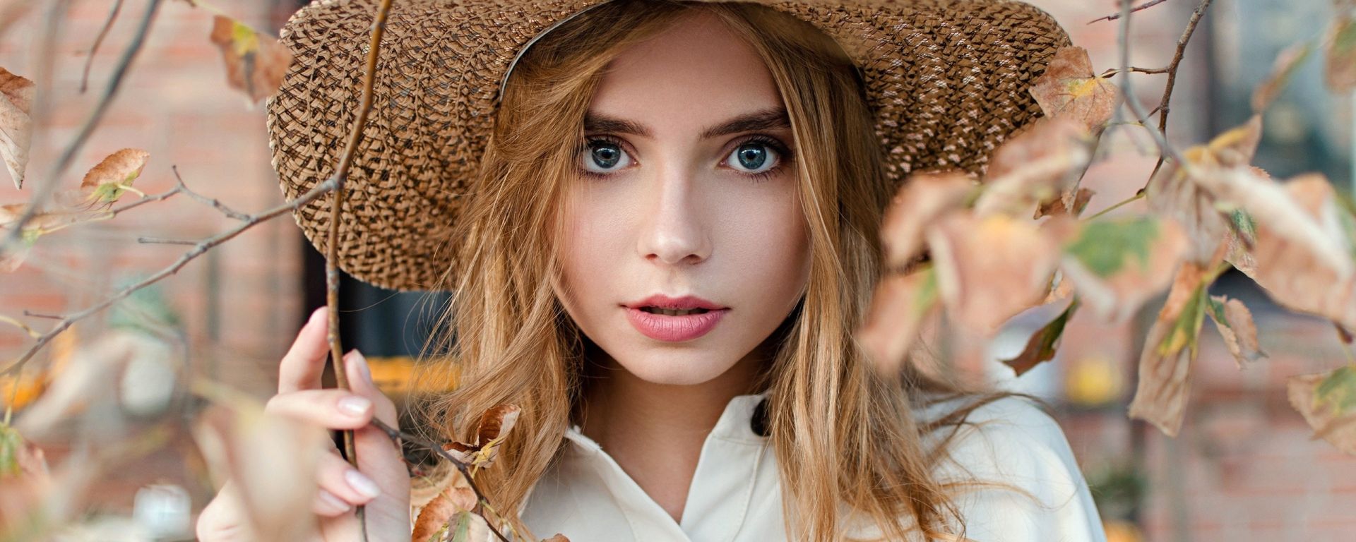 girls in hats
