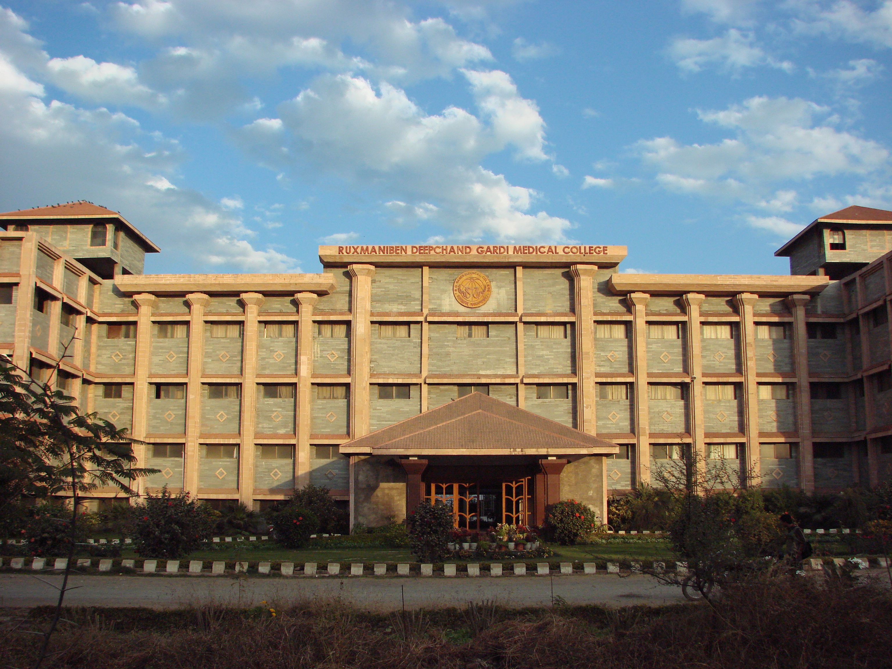Rukmani Ben Deepchand Gardi Medical College, Ujjain