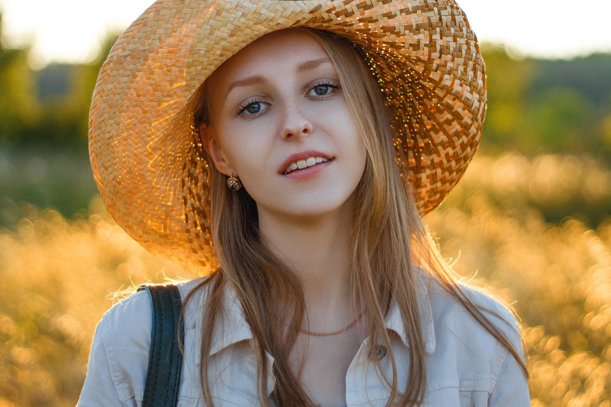 girls in hats