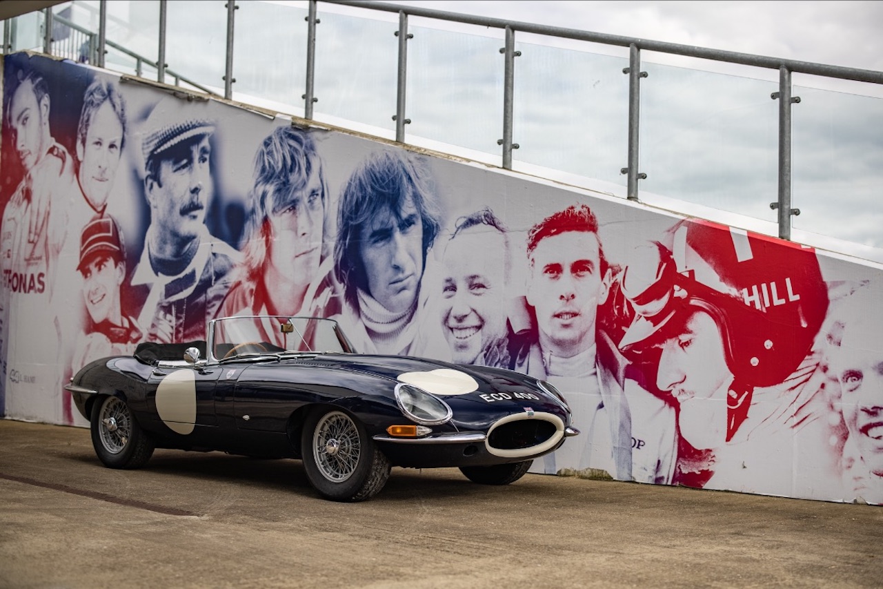 Damon Hill drives his Dad's debut winning 1961 Jaguar E-Type