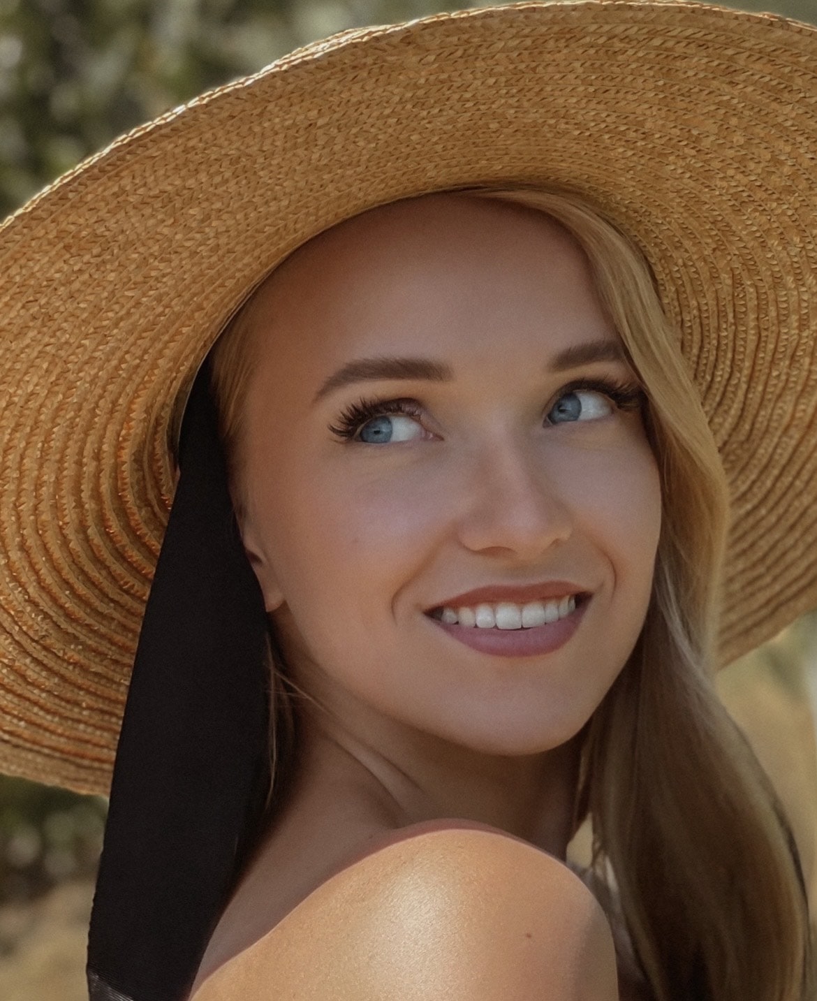 girls in hats