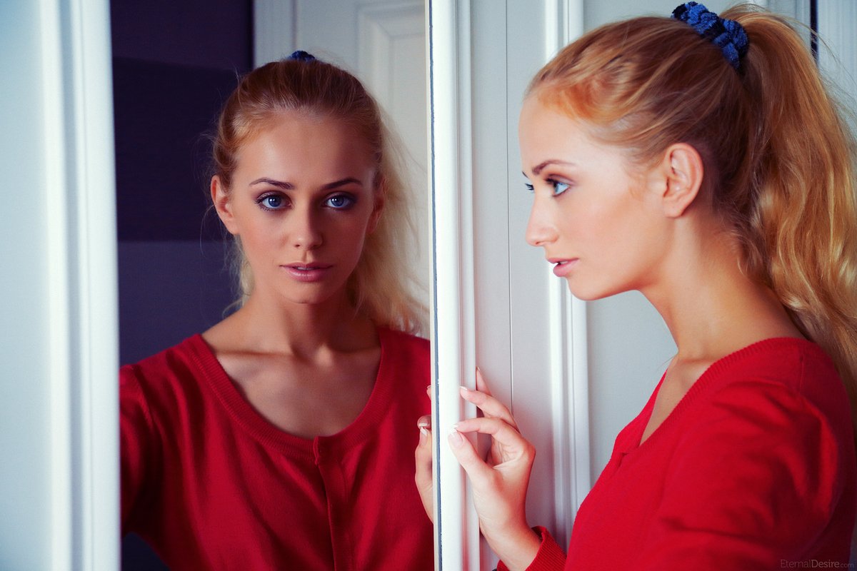 Model Jennifer Mackay