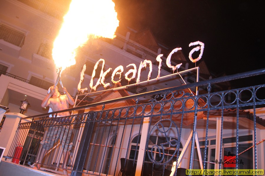 Фрагмент огненного шоу в амфитеатре отеля Loceanica Beach Resort Hotel 5
