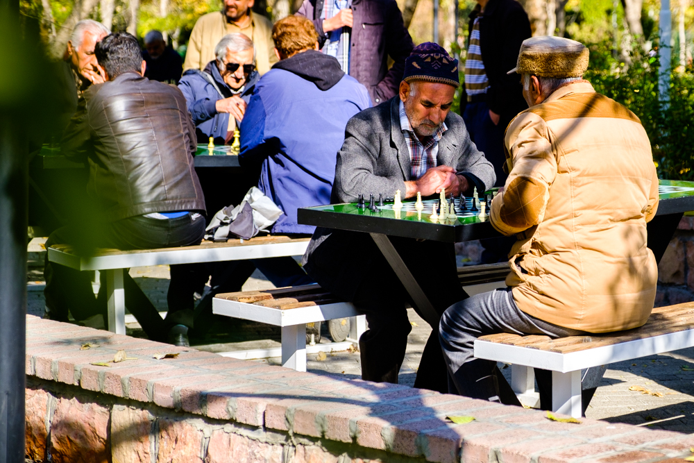 Schakers in een park in Mashad