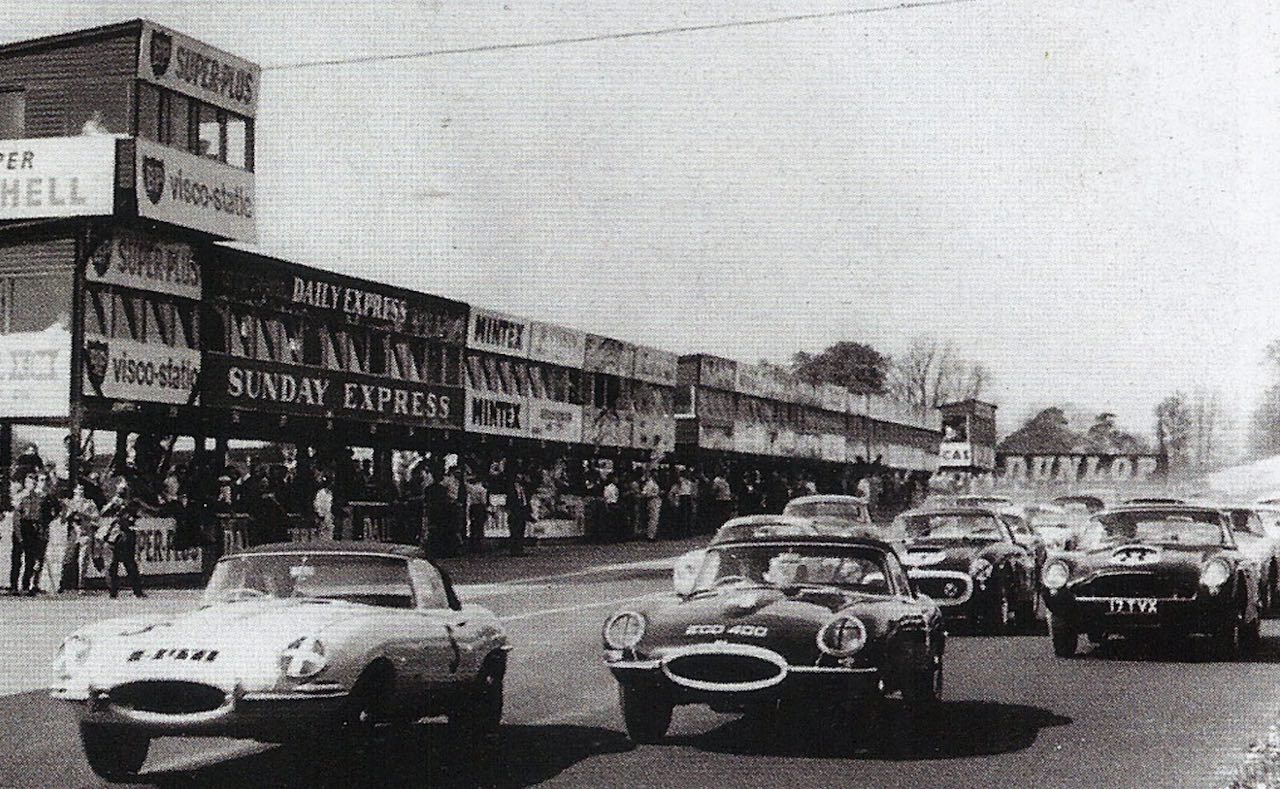 Damon Hill drives his Dad's debut winning 1961 Jaguar E-Type