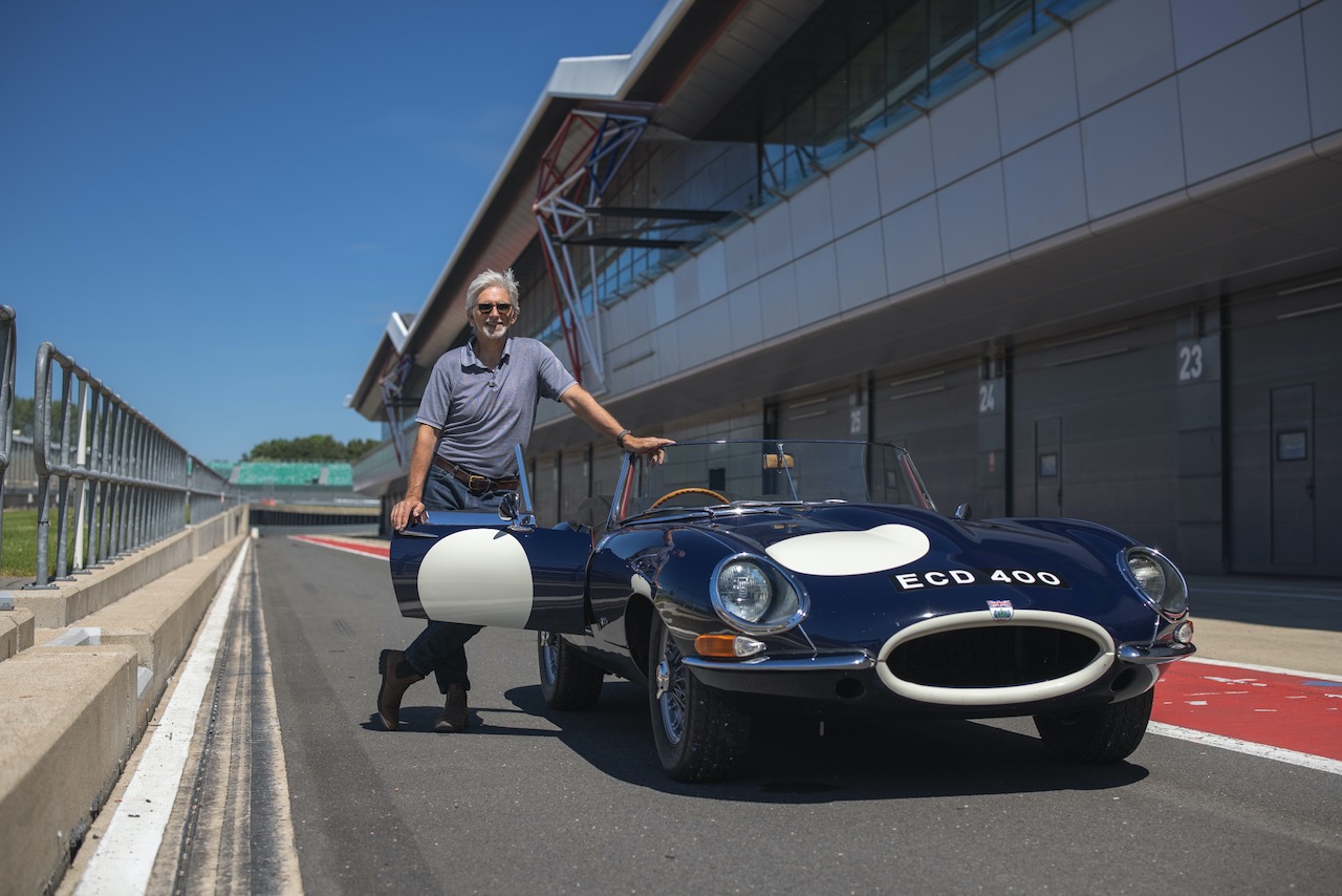 Damon Hill drives his Dad's debut winning 1961 Jaguar E-Type