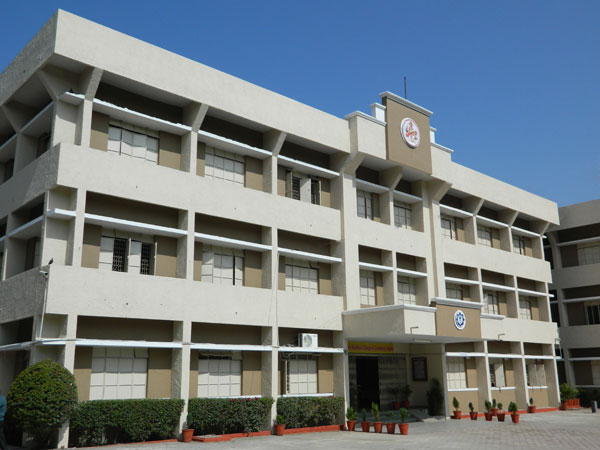 Shri Vaishnav College of Commerce, Indore Image