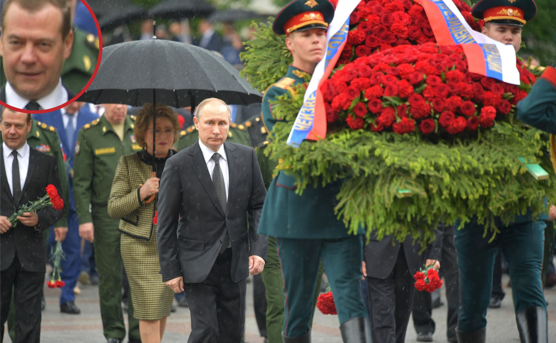 Чему ухмылялся Медведев во время возложения венков? 