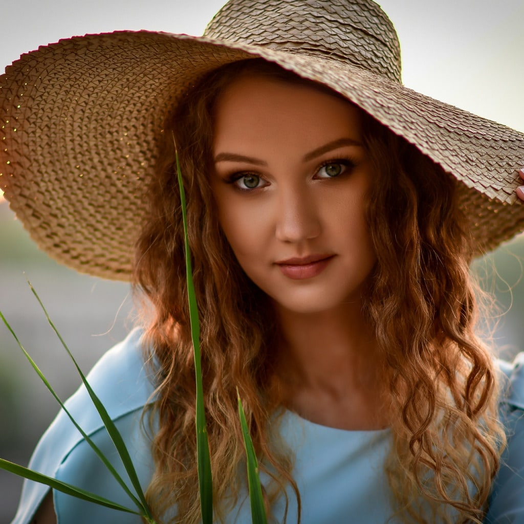 girls in hats