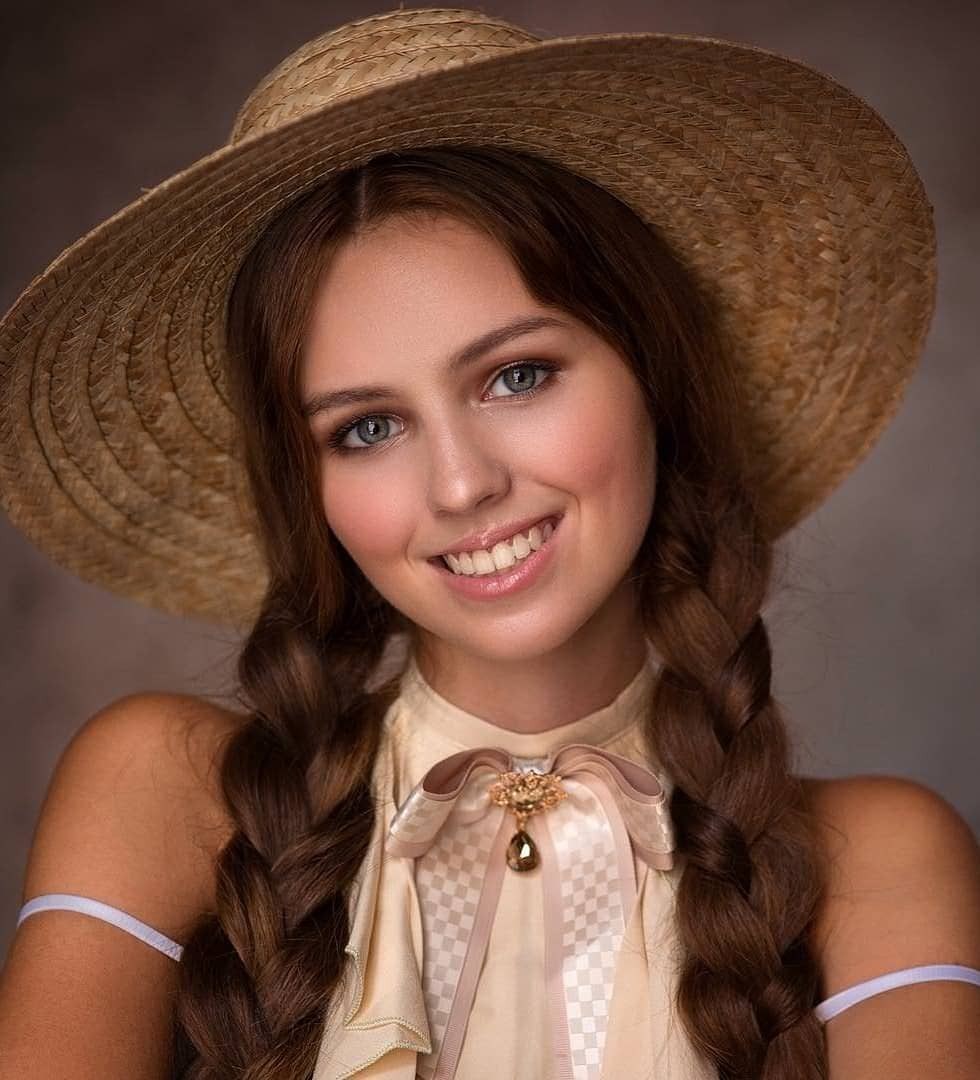 girls in hats