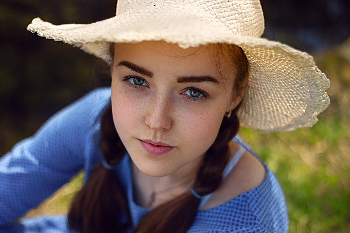 girls in hats