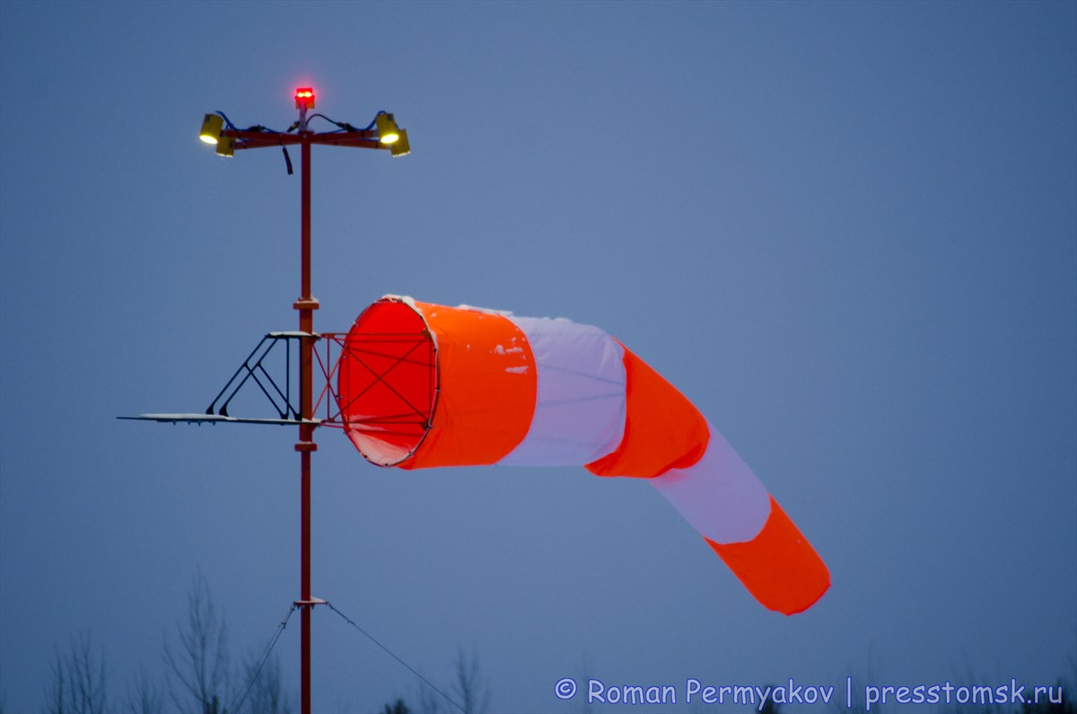 Ветроуказатель с подсветкой на посадочной площадке Каргасок