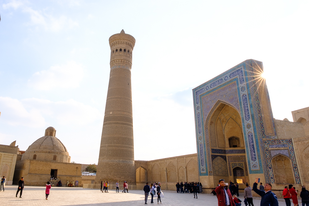 plein met minaret bukhara