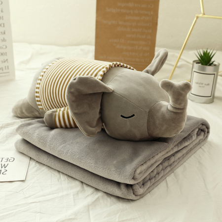 3 en 1 peluche, manta y almohada café claro, 57cm