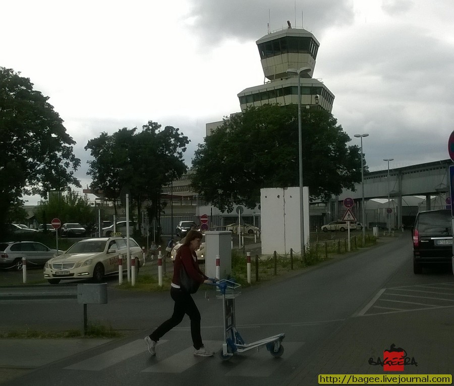 Здание диспетчерской в международном аэропорту Tegel Берлина