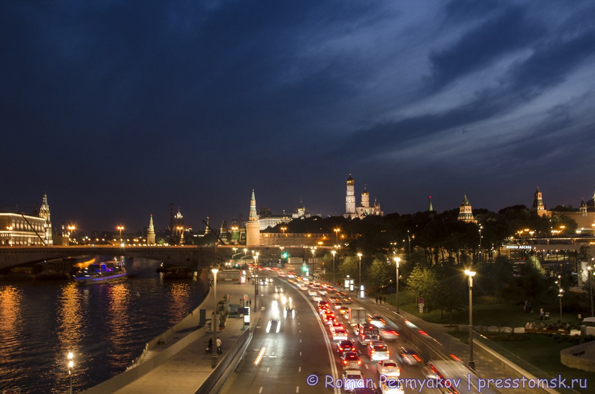 Вид на Московский Кремль с плавучего моста