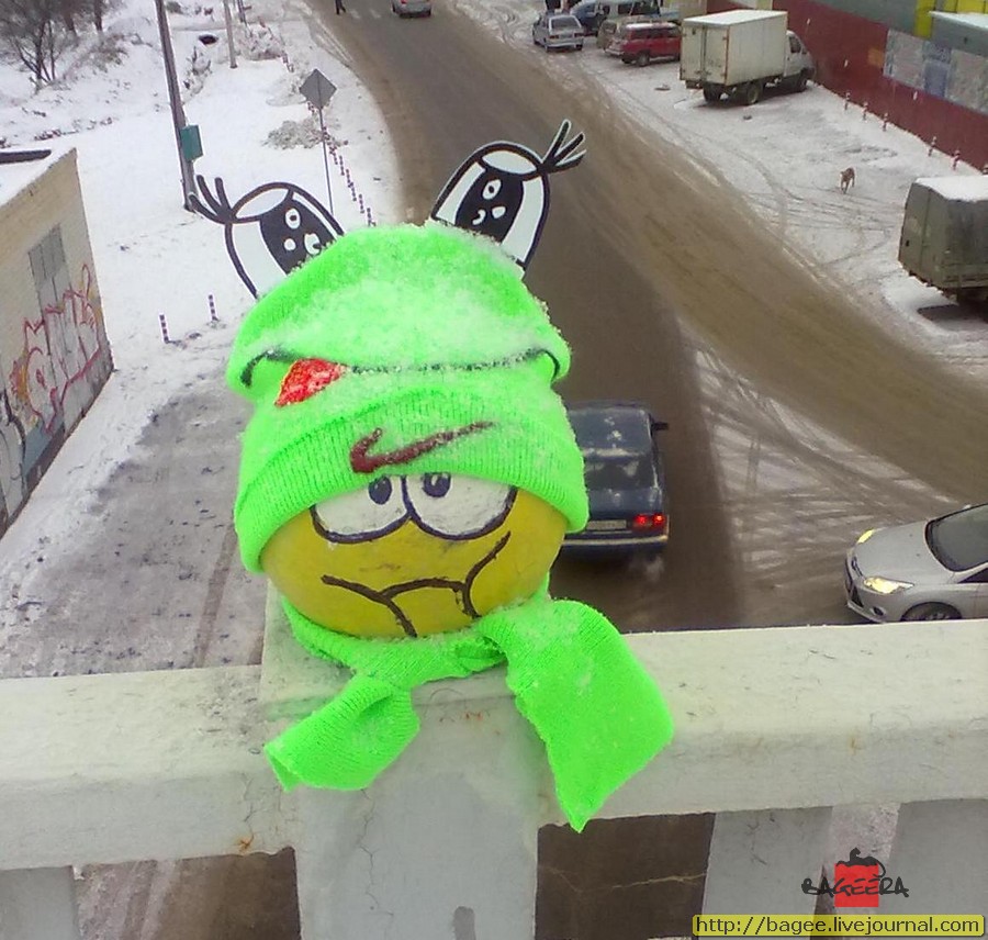 Мост смайлов в Белгороде к зиме украшен трикотажными шапочками