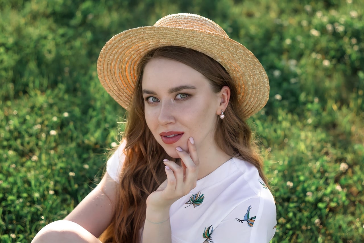 girls in hats