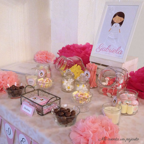 Mesa dulce Primera Comunión Gabriela, con globos y pompones rosas, lámina personalizada, chuches, chocolatinas personalizadas, etiquetas, velas, bolsas pegatina nombre, álbum de firmas y fotografías