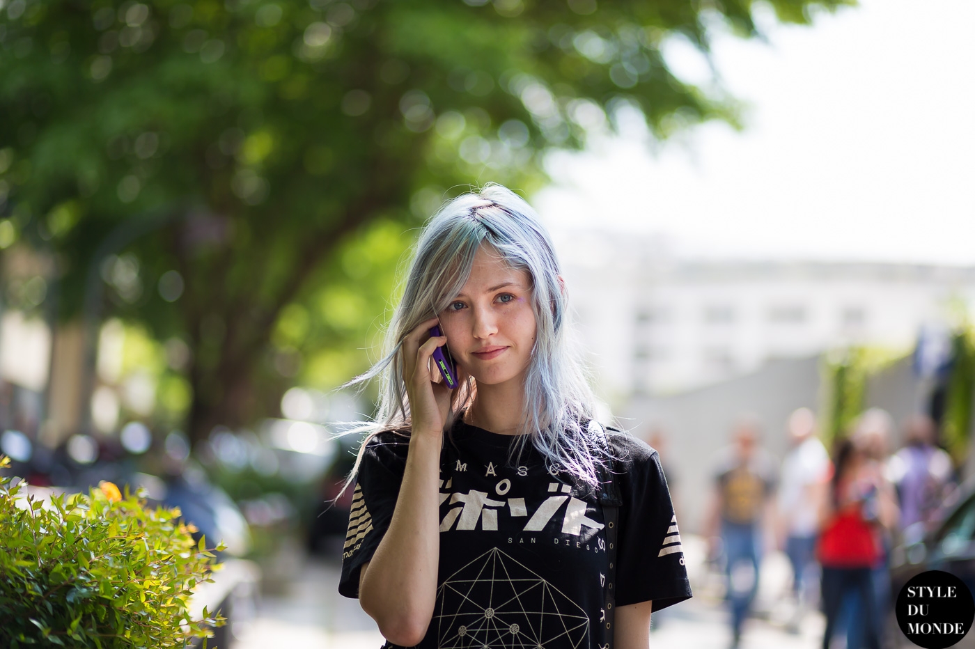 Wallpaper Kuroko no Basket 15 Charlotte Free, women, model, blue eyes, long hair, blue hair, smartphone, depth of field, street, T-shirt