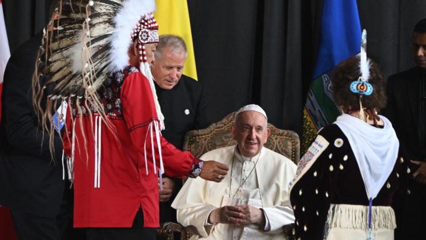 Le pape François et un groupe d'Autochtones canadien