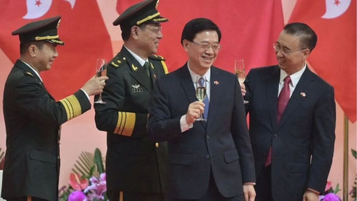 M. Lee (deuxième à droite), vu ici avec des responsables chinois, s'est présenté sans opposition au poste le plus élevé de Hong Kong avec la bénédiction de Pékin