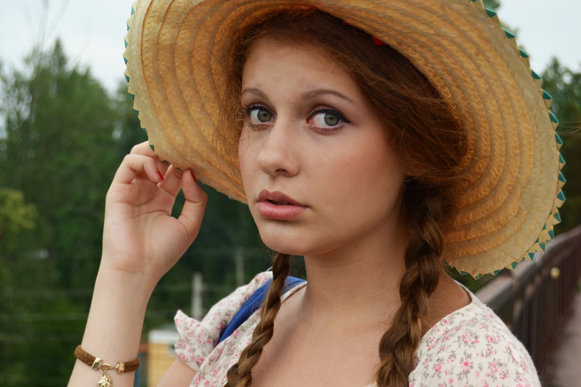 girls in hats