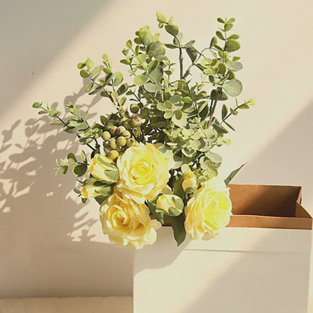 Bouquet artificial rosas, eucalipto y bayas, amarillo, 48cm